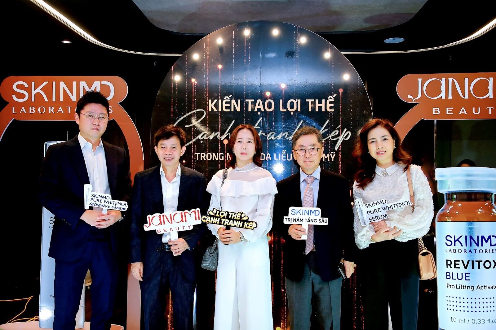 CEO Janami Beauty chụp cùng các chuyên gia da liễu đầu ngành Việt Nam và Hàn Quốc